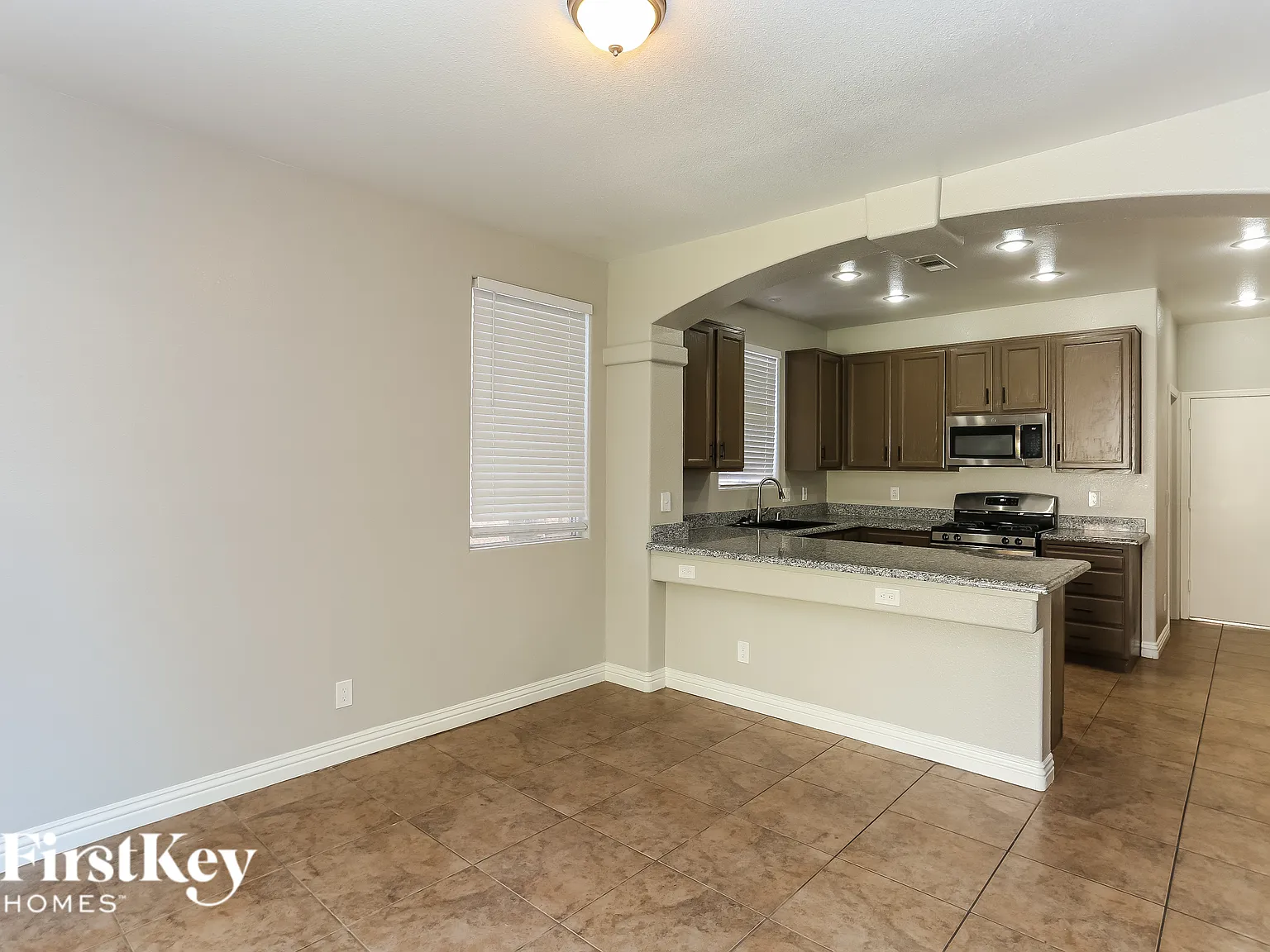 4 bed, 2.5 bath, 1833 sqft, $2,570 — Photo 4