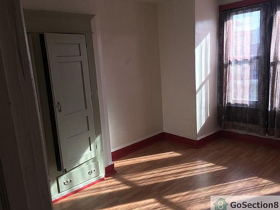 2nd image of 929 E Schiller St