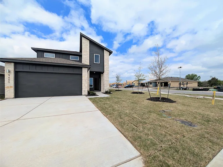 9400 Oxbow Strap Dr — Photo 2