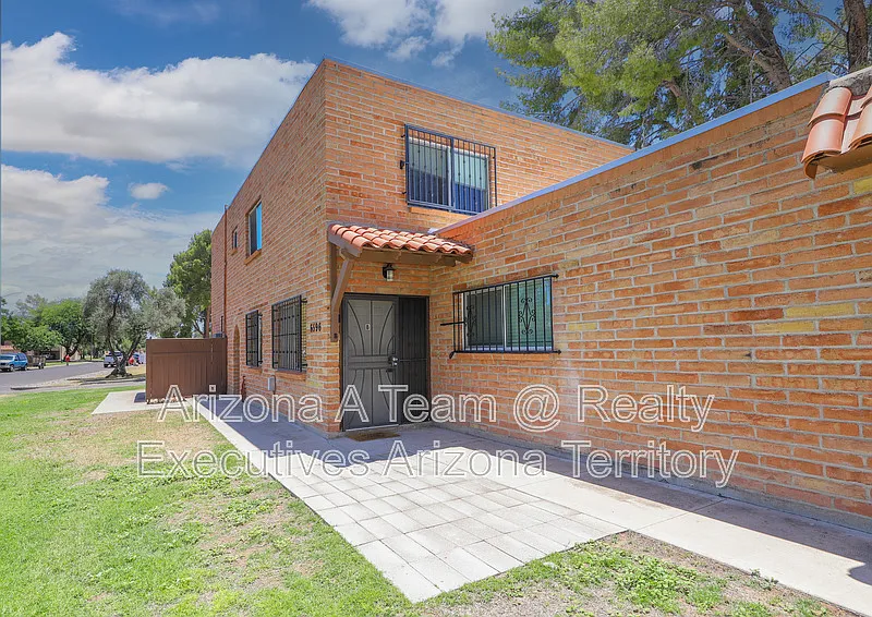 2 bed, 1.0 bath, 934 sqft, $1,350 — Photo 2