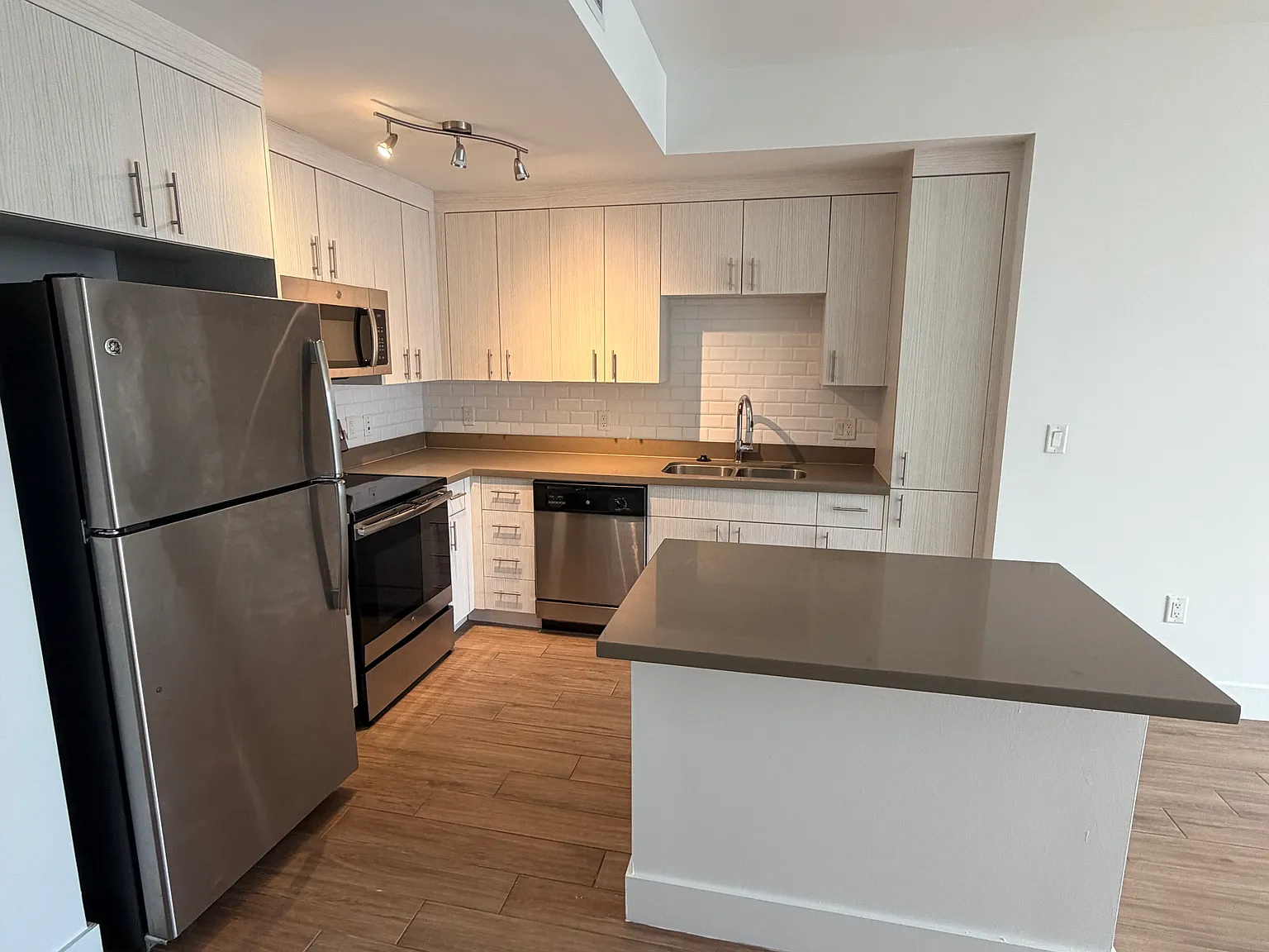 2 bed, 1053 sqft, $2,290 — Photo 2