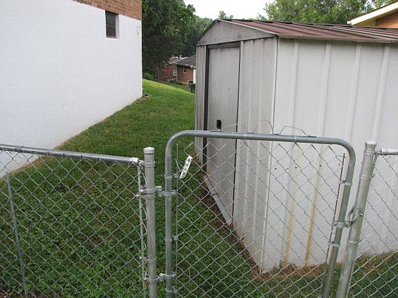3rd image of 414 Rosemary Ln
