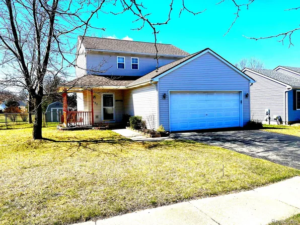 1137 Town Trl, Pinckney, MI 48169