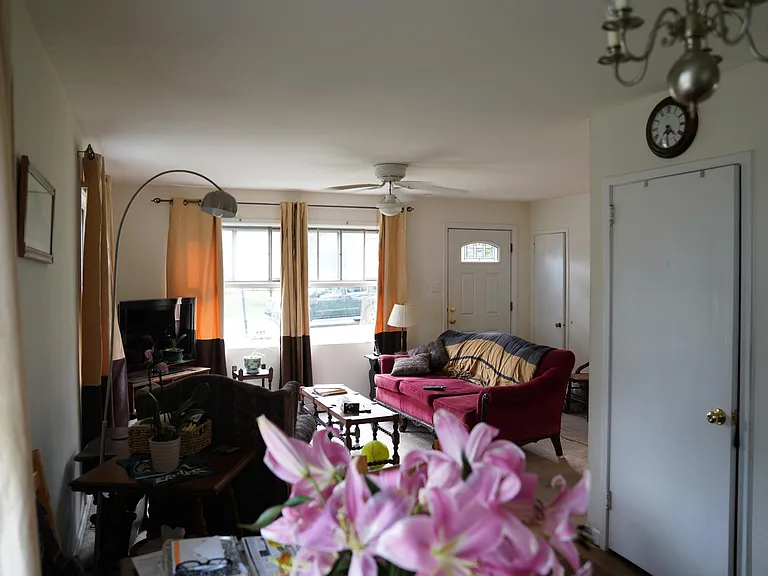 551 Woodside Ave — Photo 4