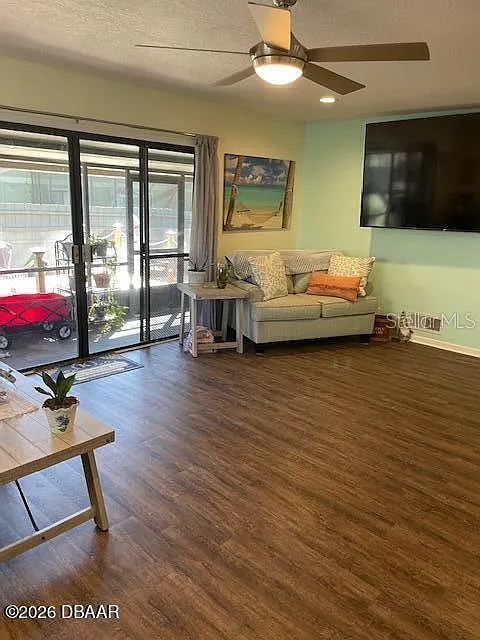 3 bed, 2.0 bath, 1555 sqft, $2,000 — Photo 4