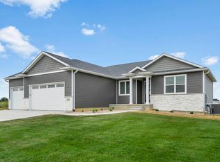 218 Willow Oak Dr, Hudson, IA 50613