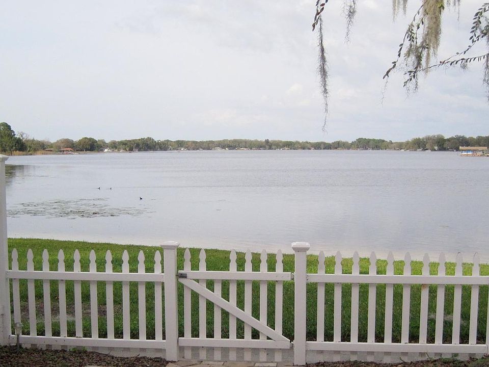 Direct Lakefront Location