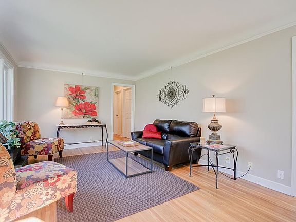 3rd image of 590 Desnoyer Ave
