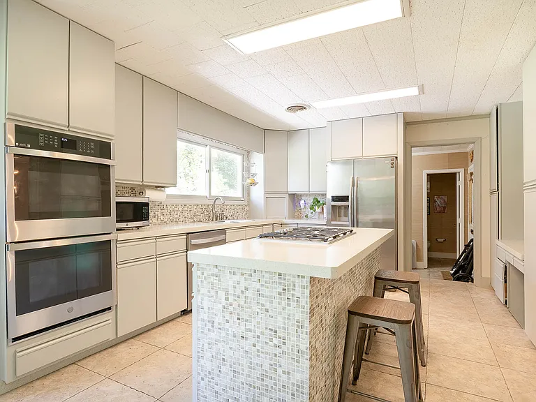 1835 Hillview Dr — Photo 12