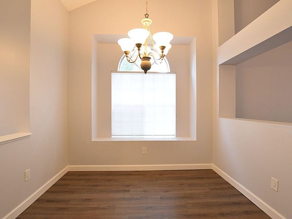 5th image of 806 Weatherly Ct