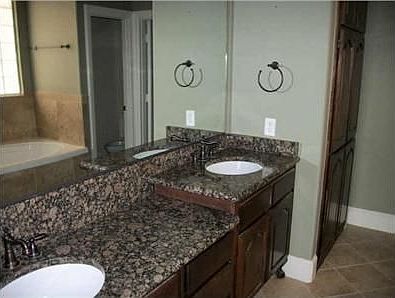 4th image of 820 Chapel Hill Ln