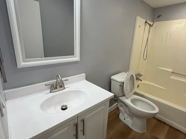 2905 La Costa St APT D, Bakersfield, CA 93306