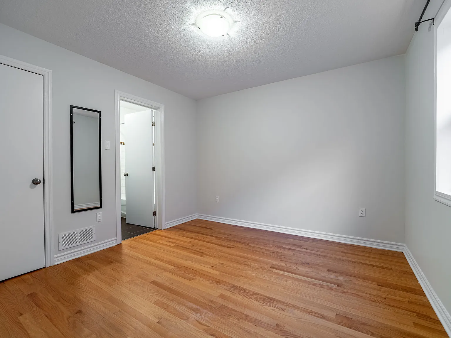 570 Chapel Street — Photo 4