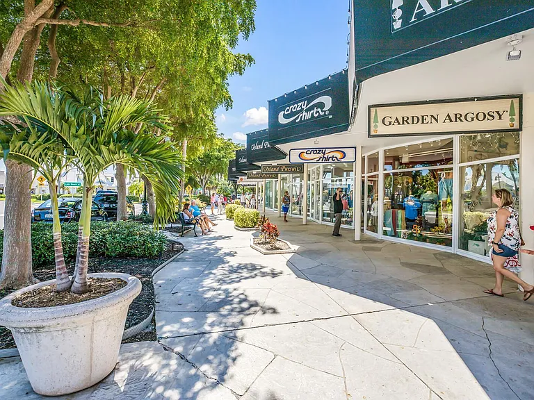 You can walk to the circle for shopping, dining/restaurants or relax.