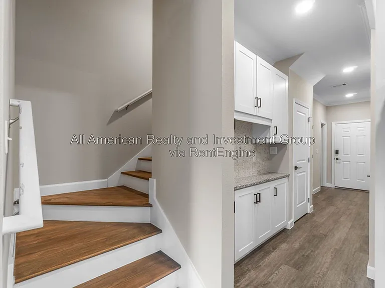 1817 Stable Ln — Photo 14