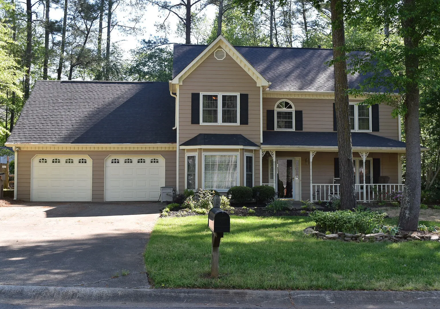 4 bed, 2.5 bath, 2564 sqft, $2,800 — Photo 1