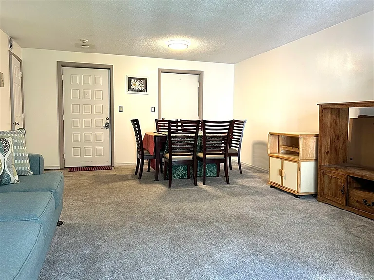15 Thompson Dr #12 — Photo 2