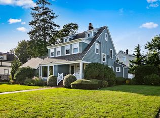 940 Crawford Rd, Woodmere, NY 11598