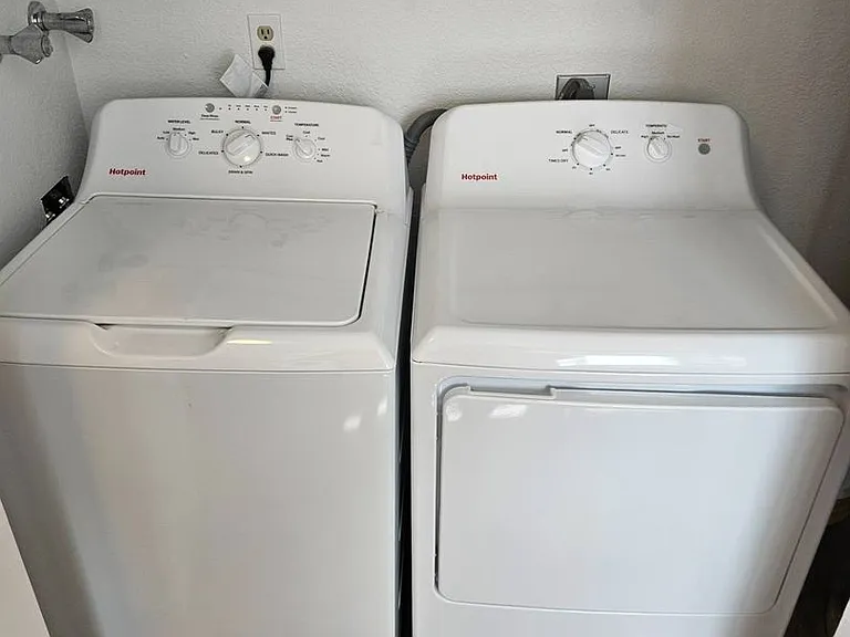 Stunning 2 Bed, 1 Bath w/ Laundry & AC in Lincoln Heights! — Photo 9