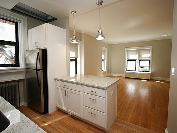 2nd image of 323 W Fullerton Pkwy #38
