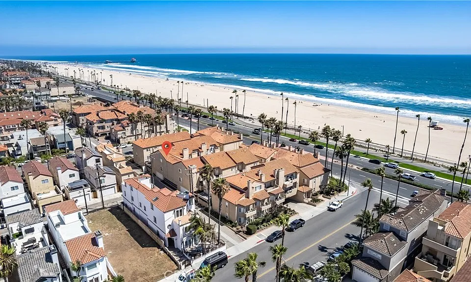 2000 Pacific Coast Hwy #203