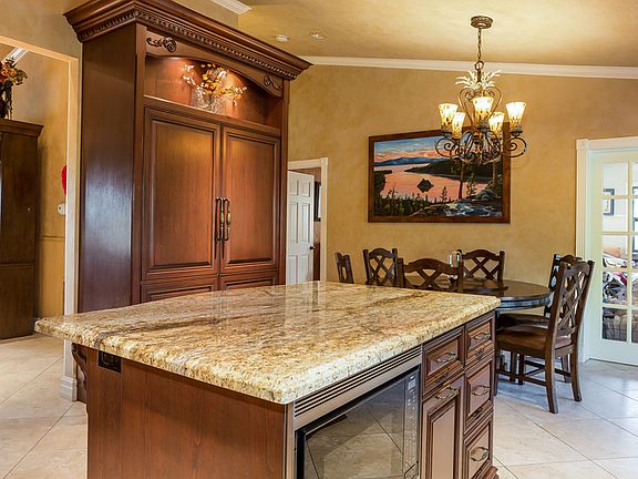 EAT IN KITCHEN W/SUBZERO