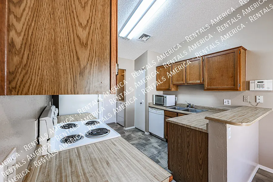 Charming 2 Bd/2 Ba Home With Garage & Fireplace! — Photo 2