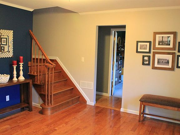 3rd image of 2 Applewood Dr