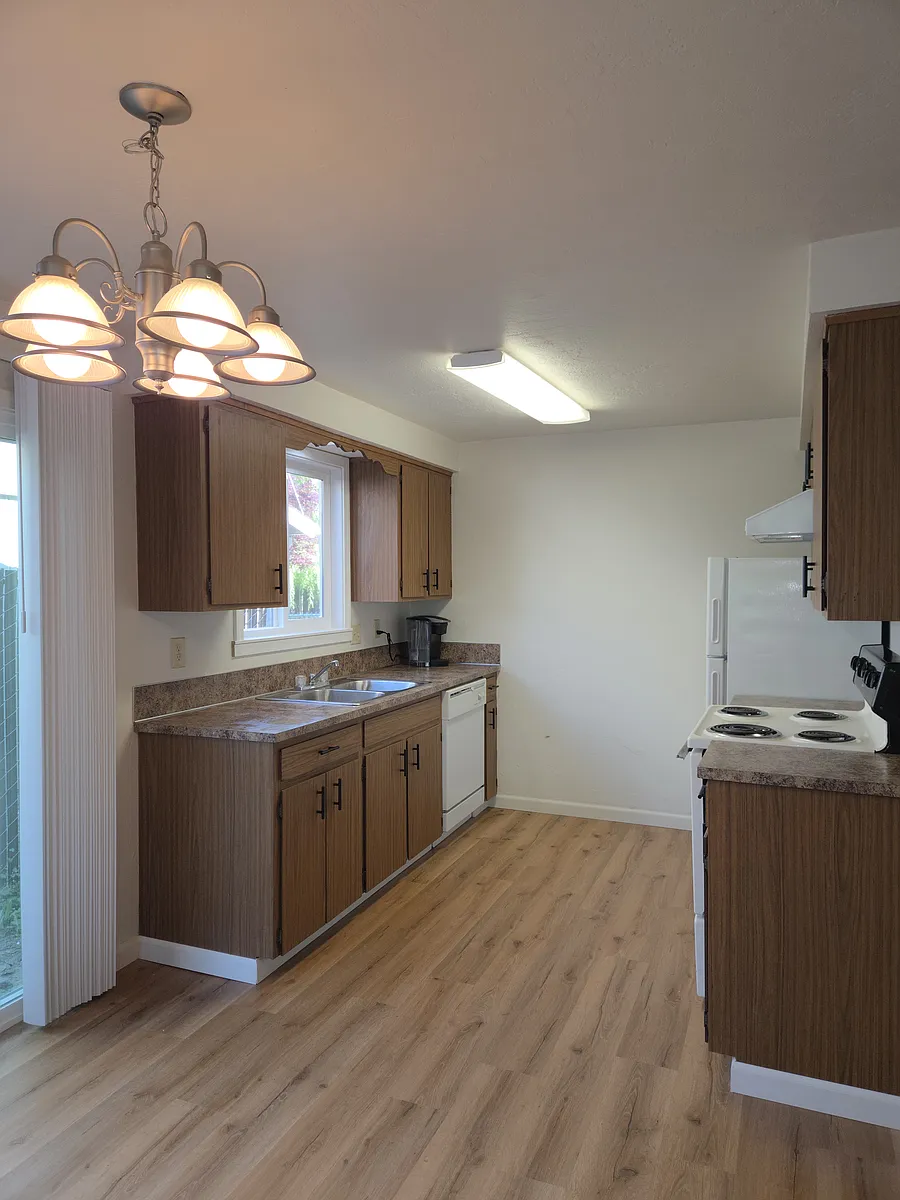 Building Photo - 3422 Monarch Dr NE #3422