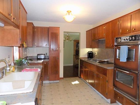 4th image of 974 Skyland Dr