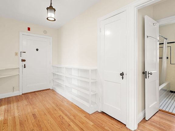 5th image of 12 Kilsyth Ter APT 33