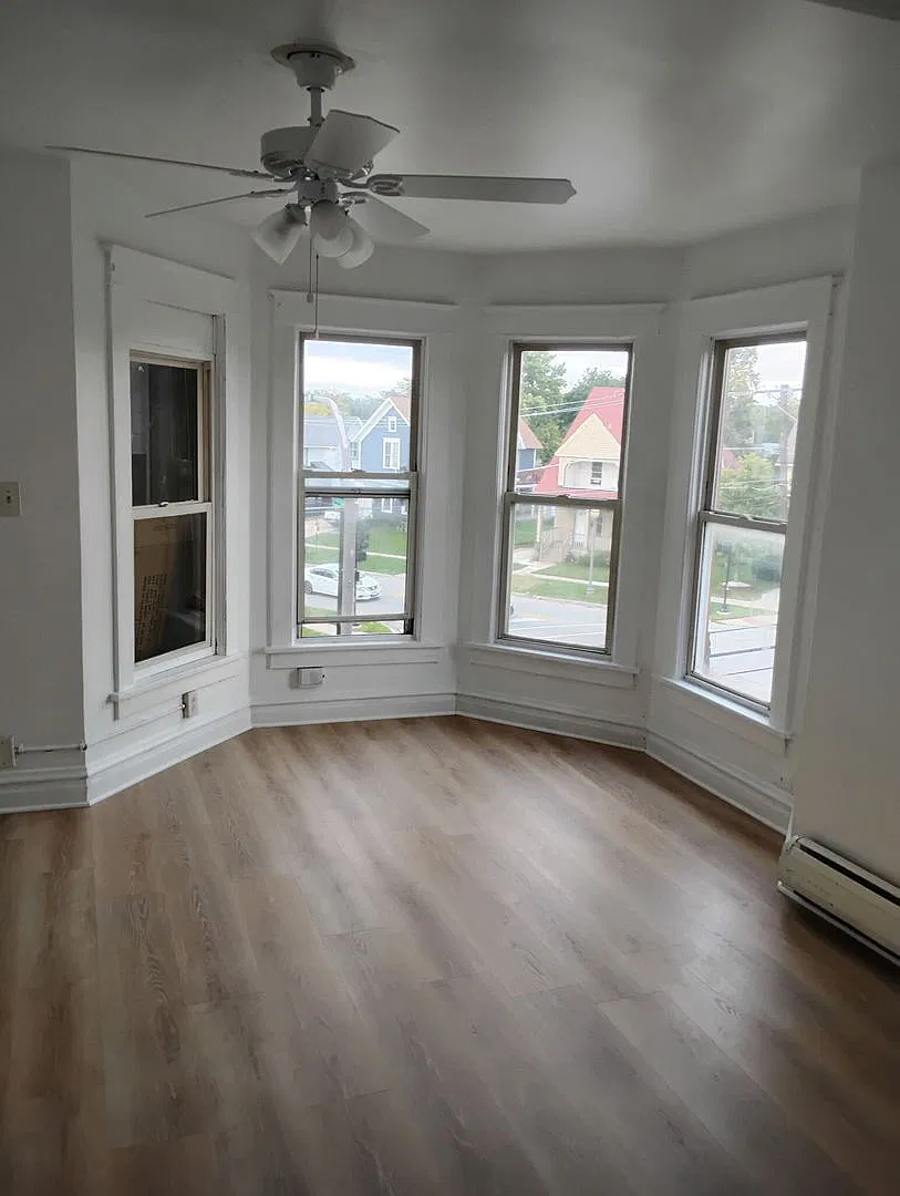 1 bed, 700 sqft, $1,200 — Photo 3