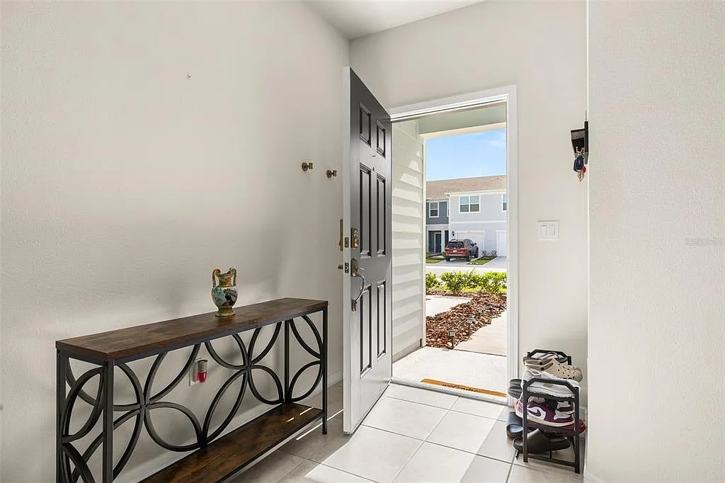 3 bed, 2.5 bath, 1736 sqft, $2,100 — Photo 2