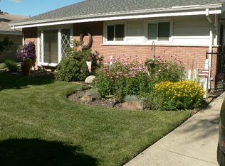 706 N Pine St, Mount Prospect, IL 60056