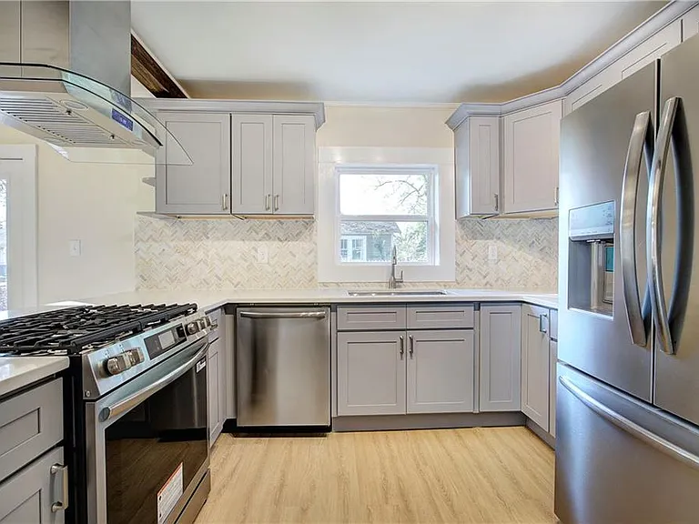 415 E 10th St SE — Photo 16