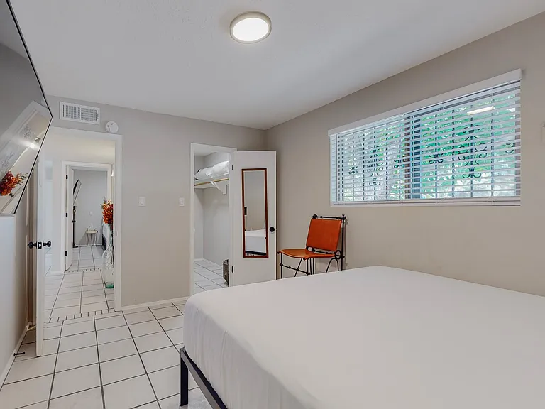 Alvarado Dr NE — Photo 8