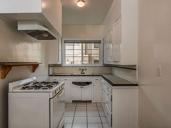 3rd image of 185 Savona Walk