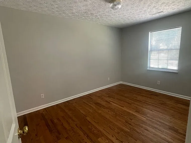 1215 Overton Ln — Photo 7