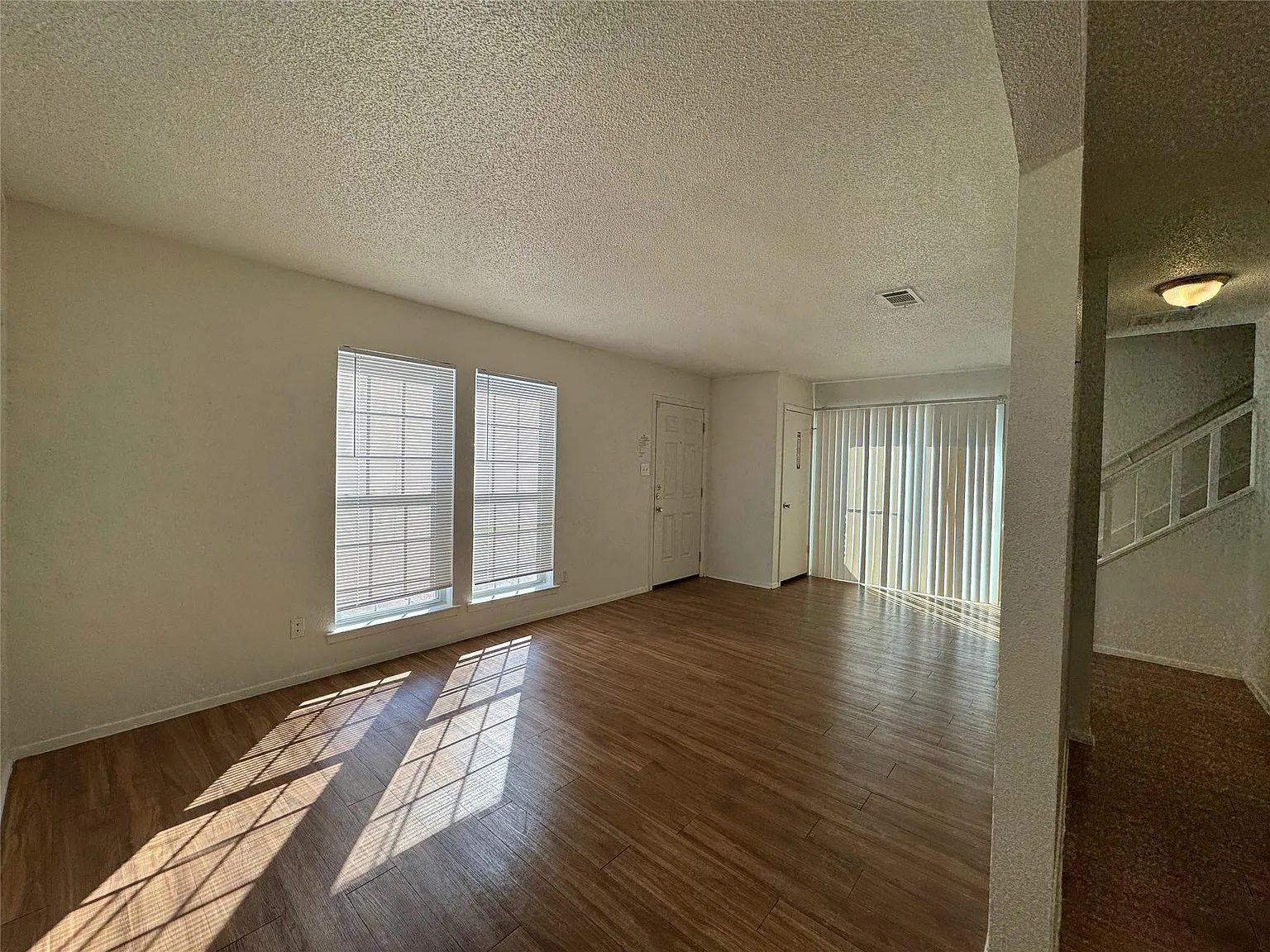 2 bed, 1.5 bath, 943 sqft, $1,358 — Photo 4