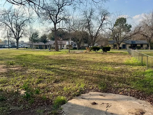 104 Byrne St, Smithville, TX 78957