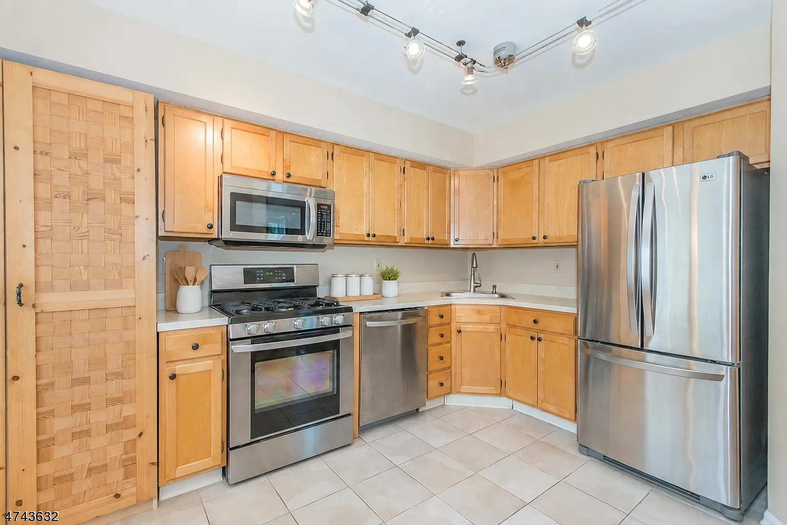 3 bed, 1430 sqft, $3,600 — Photo 4