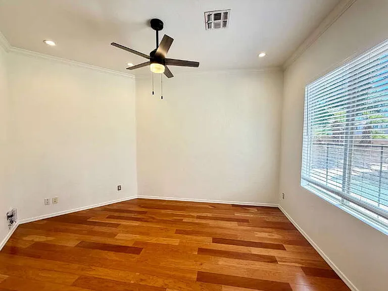 885 W Aloe Pl — Photo 8
