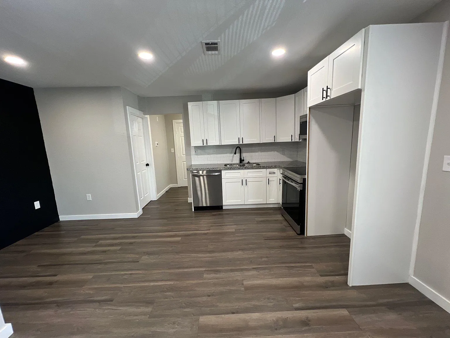 2 bed, 1.0 bath, 1550 sqft, $1,100 — Photo 3