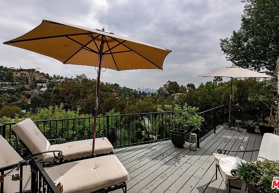 1st image of 2472 Hollyridge Dr