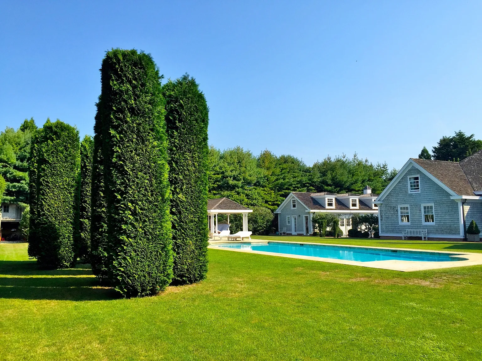 Quietly Elegant Near Beach and Southampton Village — Photo 1