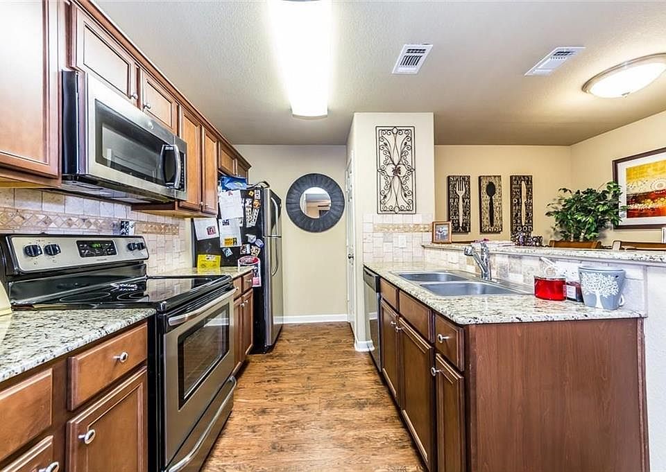 1st image of 917 & 919 Robineta Ln