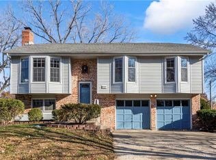 15419 S Summertree Ln, Olathe, KS 66062