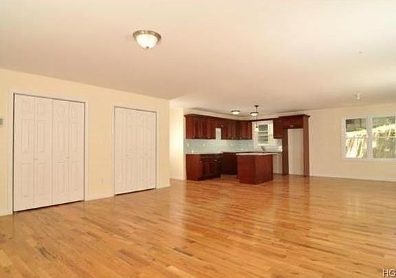 3rd image of 215 Sommerville Pl