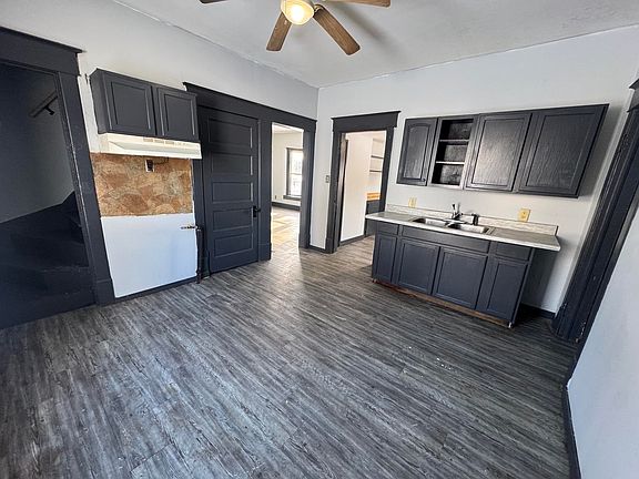 3rd image of 610 Plum St