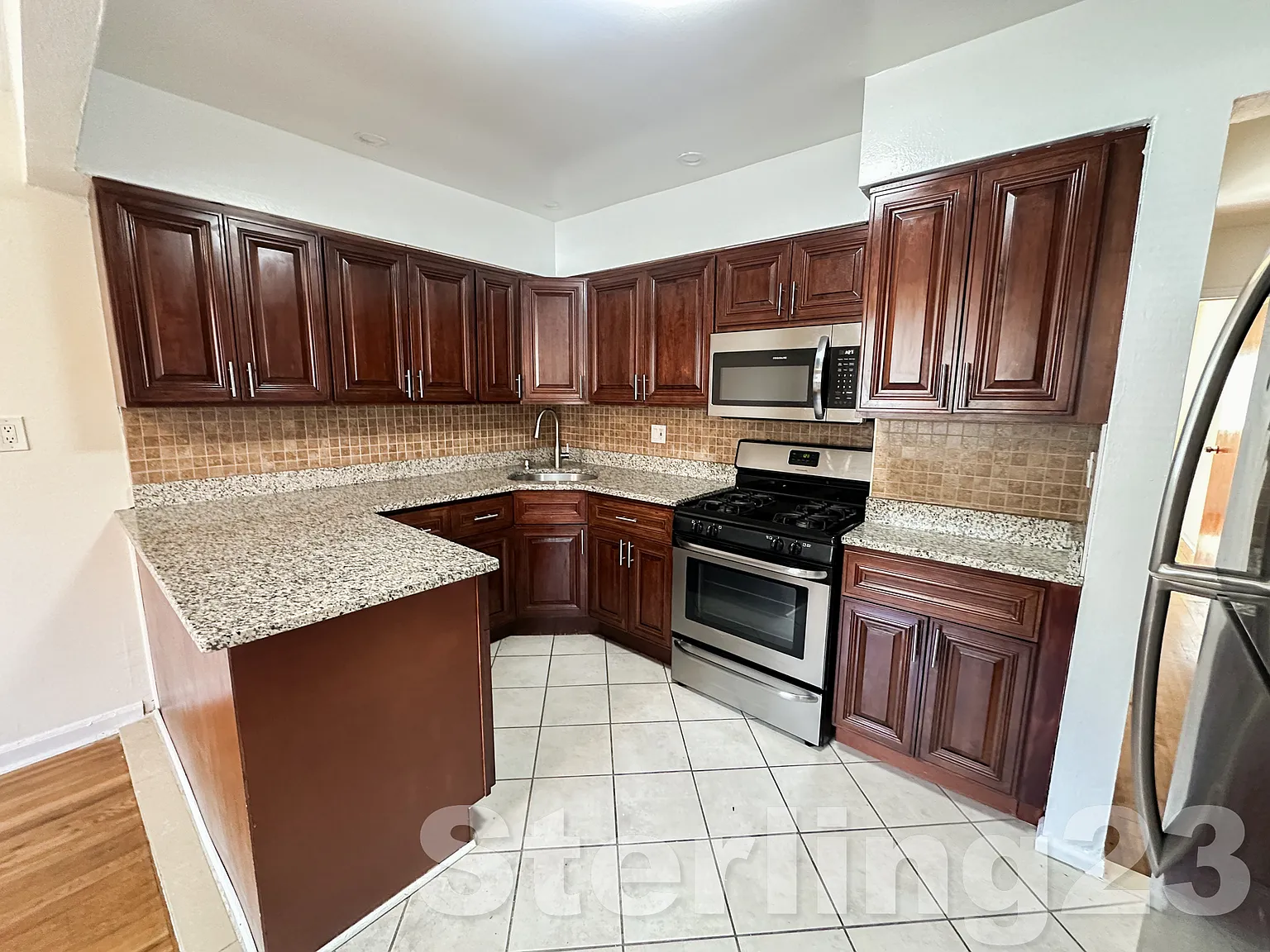 21-24 Hoyt Avenue South — Photo 1